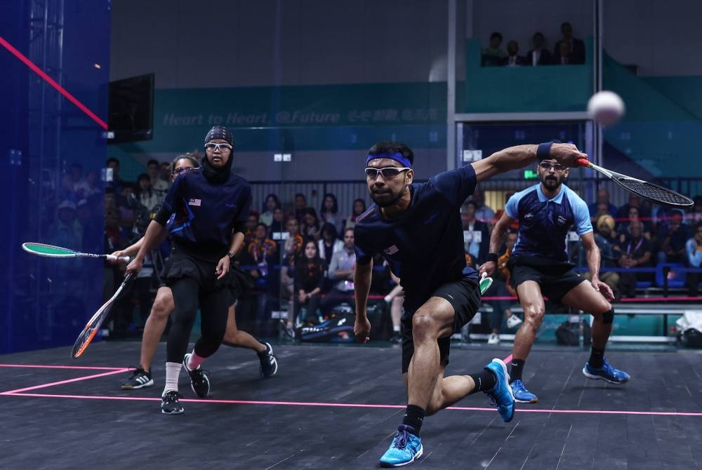 Gandingan Skuasy negara Syafiq-Aifa ketika beraksi dalam acara akhir beregu campuran menentang India Dipika Pallikal-Harinder Pal Singh Sandhu pada Sukan Asian Hangzhou 2022 di Gelanggang Skuasy Pusat Sukan Olimpik Hangzhou pada Khamis. - Foto Bernama