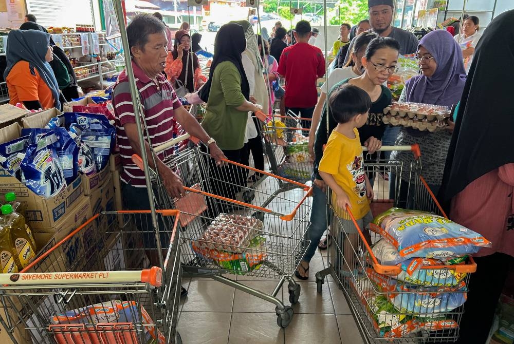 Orang ramai tidak melepaskan peluang membeli barangan keperluan harian terutama beras dan telur ayam pada harga yang lebih rendah sempena Program Jualan Rahmah Peringkat Labuan di salah sebuah pasaraya pada Khamis. - Foto Bernama