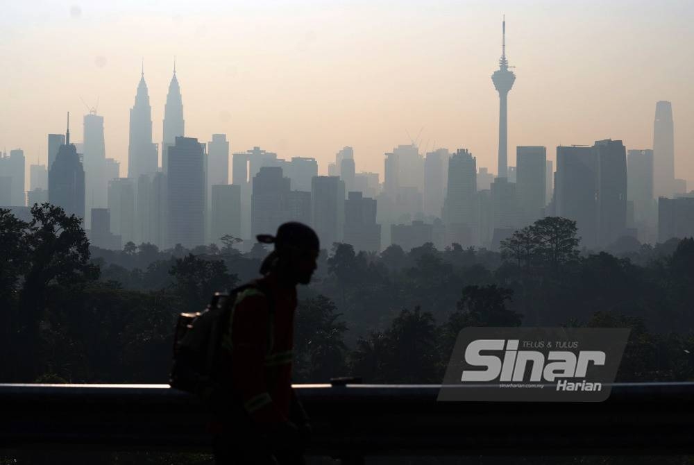 Pemandangan berjerebu sekitar Kuala Lumpur yang dirakam awal pagi di Changkat Tunku pada Khamis. - FOTO ROSLI TALIB