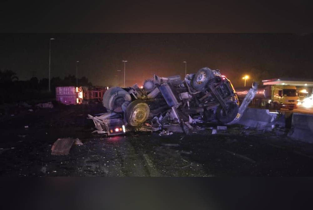 Seorang lelaki maut manakala dua lagi cedera dalam kemalangan membabitkan tiga kenderaan di Jalan Pelabuhan Barat menghala ke Lebuhraya Shah Alam (Kesas), dekat sini pada Khamis.