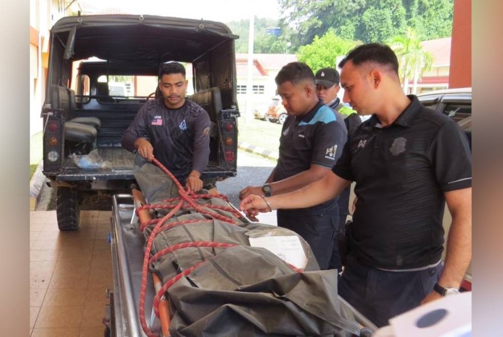 Mayat lelaki Orang Asli, Pisie Amud, 25, yang maut dipercayai dibaham harimau dalam kejadian di Pos Pasik, Gua Musang ditemukan dalam keadaan tidak sempurna oleh anggota pasukan penyelamat. - Foto: Ihsan pembaca