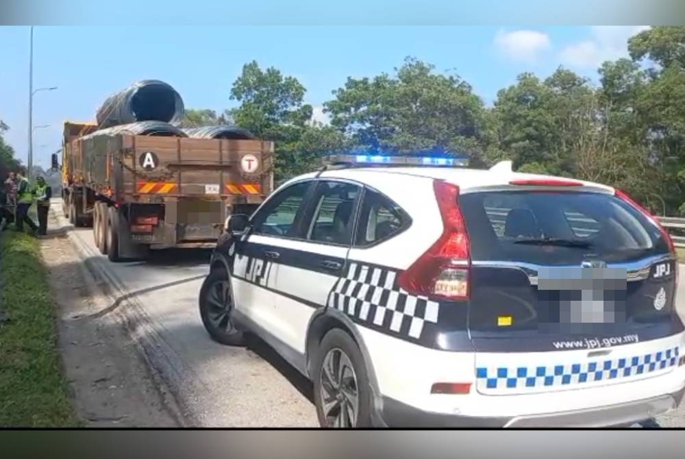 Pihak JPJ menahan sebuah treler yang membawa lebih muatan dan tamat tempoh LKM di Kilometer 34 Karak-Kuala Lumpur pada Khamis.