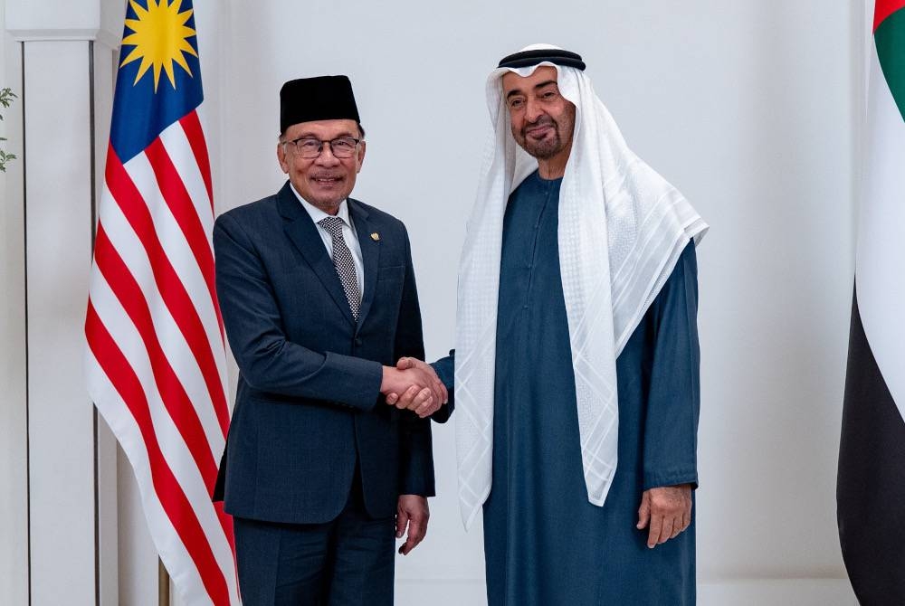 Perdana Menteri Datuk Seri Anwar Ibrahim ketika menghadap Presiden Emiriah Arab Bersatu (UAE) yang juga pemerintah Abu Dhabi Sheikh Mohamed bin Zayed Al Nahyan pada lawatan kerjanya ke UAE di Abu Dhabi pada Khamis. - Foto Bernama