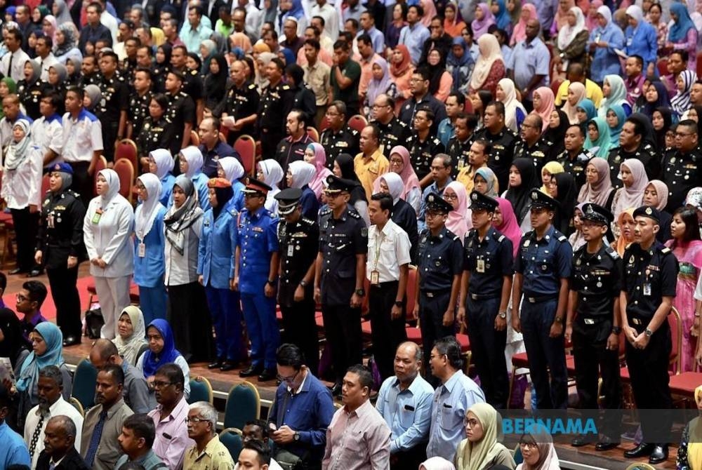 Perubahan gaji bulanan mengikut peringkat gred dapat mengurangkan risiko terdedah dengan rasuah. - Foto Bernama