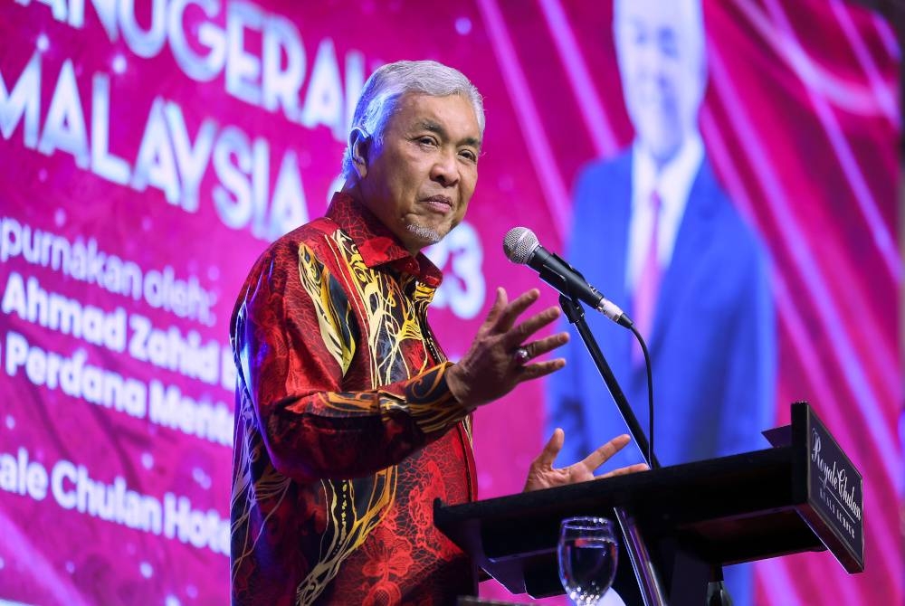 Timbalan Perdana Menteri Datuk Seri Dr Ahmad Zahid Hamidi berucap pada Malam Anugerah Francais Malaysia 2023 malam ini. - Foto Bernama.