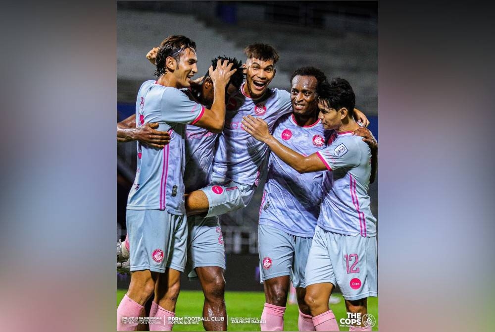 Pemain PDRM meraikan jaringan ketika berdepan Kuala Lumpur Rovers dalam aksi timbal balik kedua Piala Cabaran di Stadium Majlis Bandaraya Petaling Jaya pafa Khamis. - Foto PDRM FC