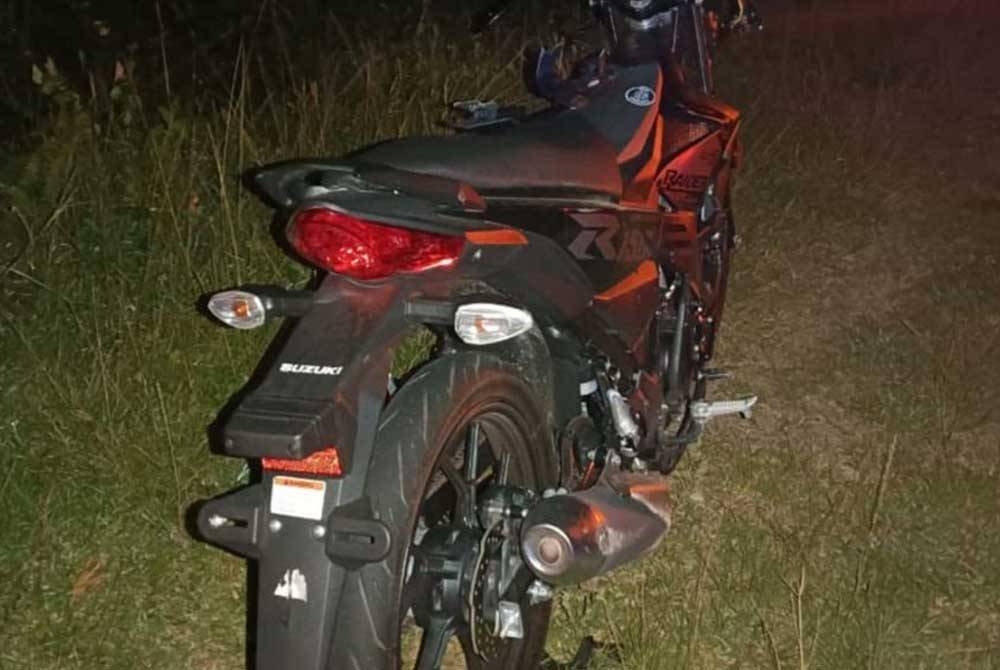 Keadaan motosikal mangsa remuk selepas kemalangan. Foto: Ihsan PDRM