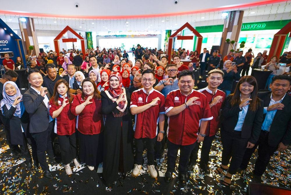 KC Hoe (lima dari kanan) bersama duta CUCKOO, Siti Nurhaliza dan tetamu yang hadir meraikan Majlis Sambutan Ulang Tahun ke - 9 CUCKOO International yang diadakan di Kuching, Sarawak.