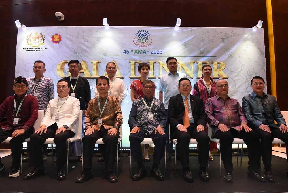 Mohamad (duduk, tengah) bersama barisan delegasi dari luar negara yang menyertai AMAF 2023.