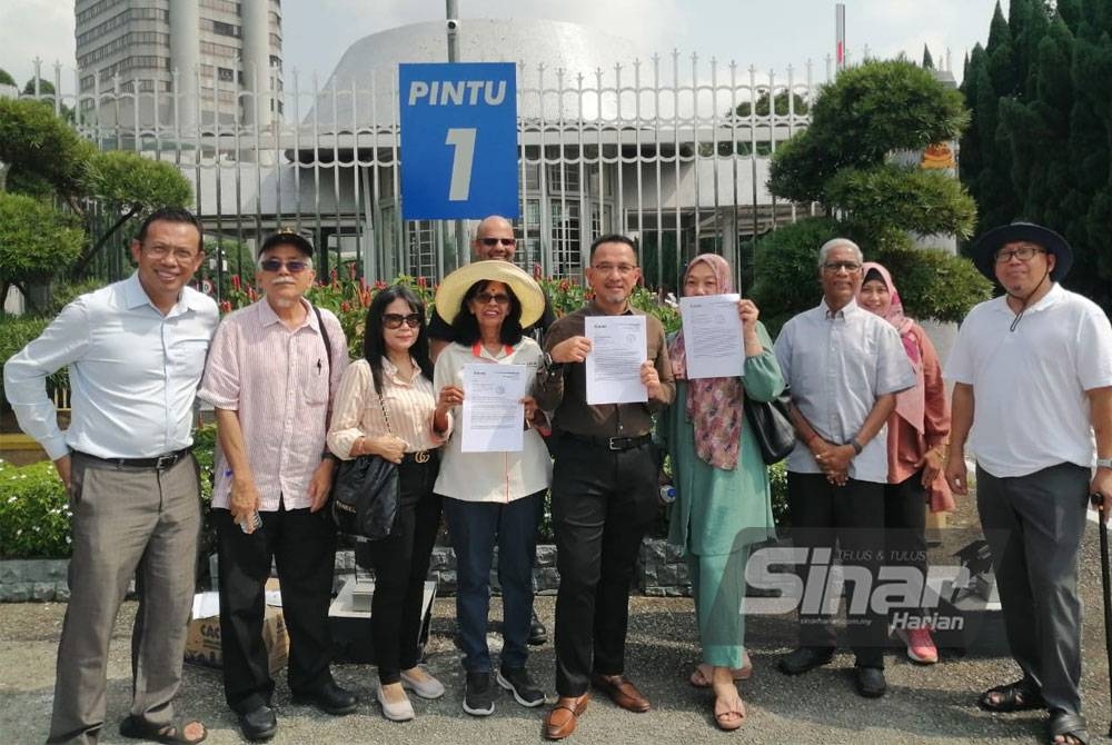 Zien (lima dari kiri) bersama wakil penduduk hadir menyerahkan surat bantahan cadangan pemaju yang mahu membangunkan projek perumahan di padang golf Bukit Jelutong.