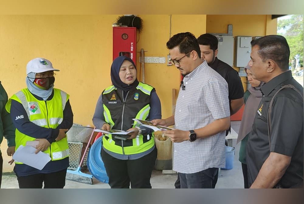 Nor Aziah (kiri) bersama Harrison (dua dari kanan) memantau keadaan pencemaran di muara Sungai Sembilang pada Jumaat.