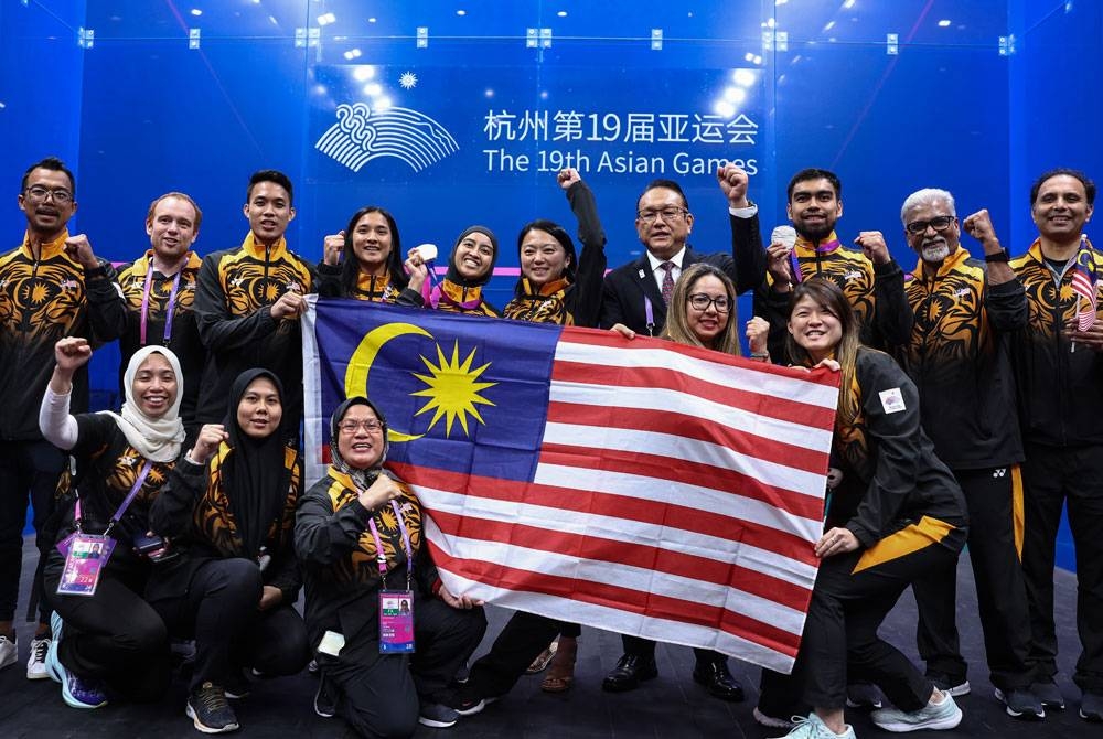 Hannah Yeoh dan Ketua Kontinjen (CDM) negara, Datuk Chong Kim Fatt bergambar bersama pemain-pemain skuasy negara pada Sukan Asia Hangzhou 2022. - Foto: Bernama