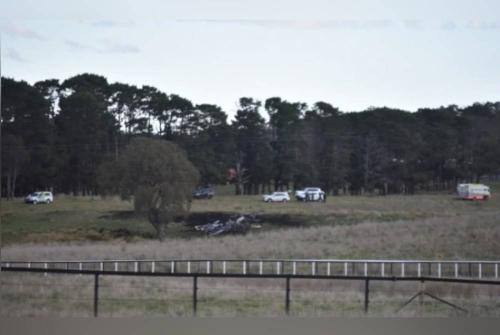 Sebuah pesawat dilaporkan terhempas di negeri New South Wales (NSW) Australia pada Jumaat. - Foto Twitter Skynews.com.au