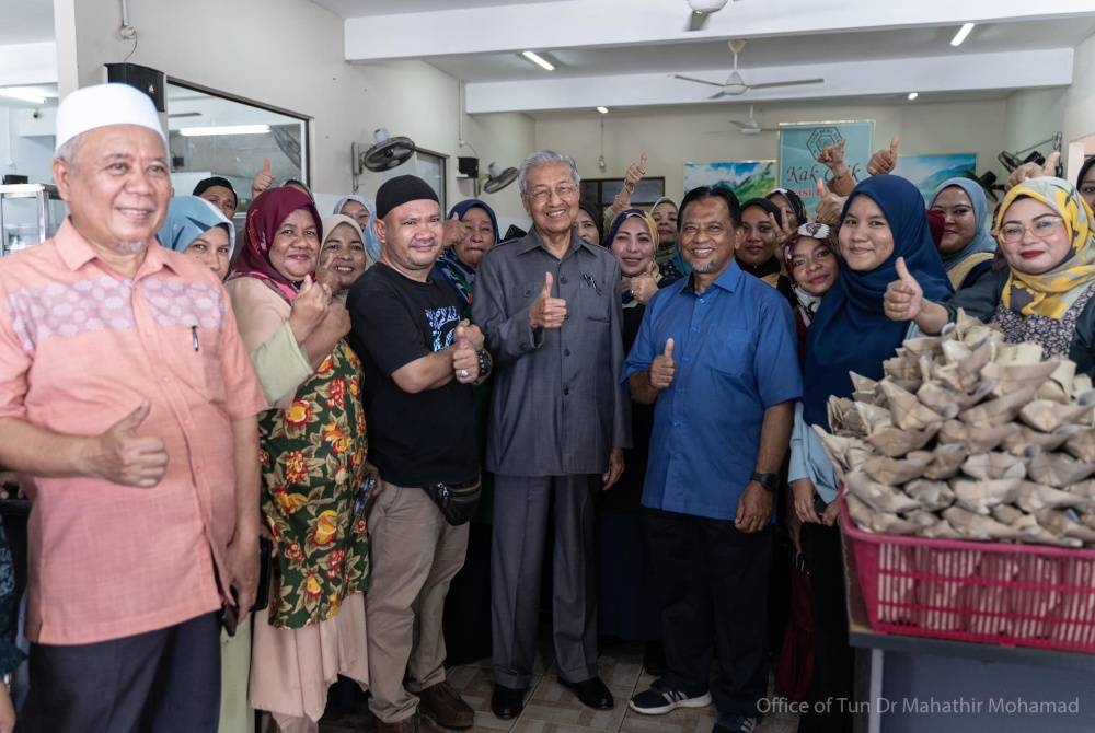 Dr Mahathir melihat proses pembuatan nasi berlauk di Kelantan pada Jumaat.