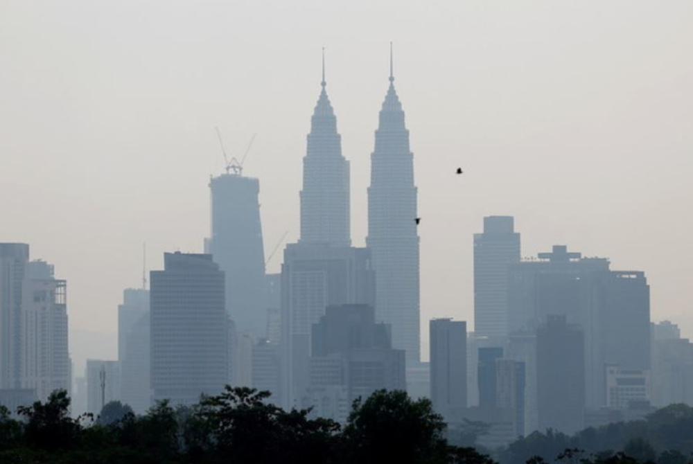 Kualiti udara mencecah tahap tidak sihat di beberapa bahagian dalam negara sejak kebelakangan ini. - Foto Bernama