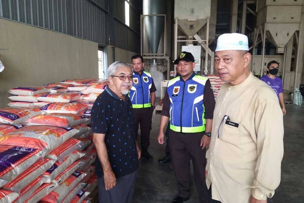 Razali (kanan) semasa turun membuat tinjauan BPT di sebuah kilang pemborong beras di Perlis pada Jumaat.