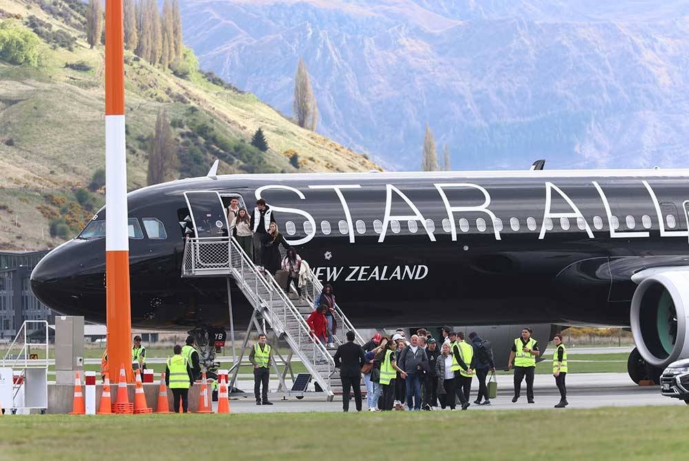 Penumpang dipindahkan akibat ancaman bom di Lapangan Terbang Queenstown di Queenstown, New Zealand. - Foto Xinhua