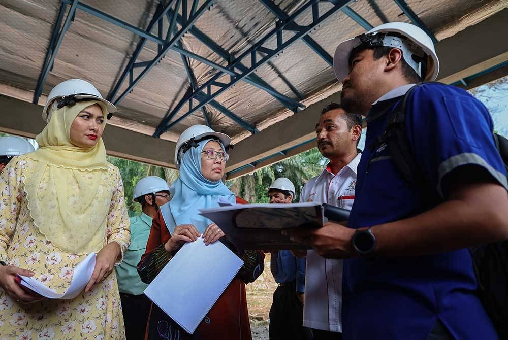 Dr Zaliha melawat tapak projek pembinaan Bangunan Hemodialisis di Klinik Kesihatan Chemomoi hari ini. Foto Bernama