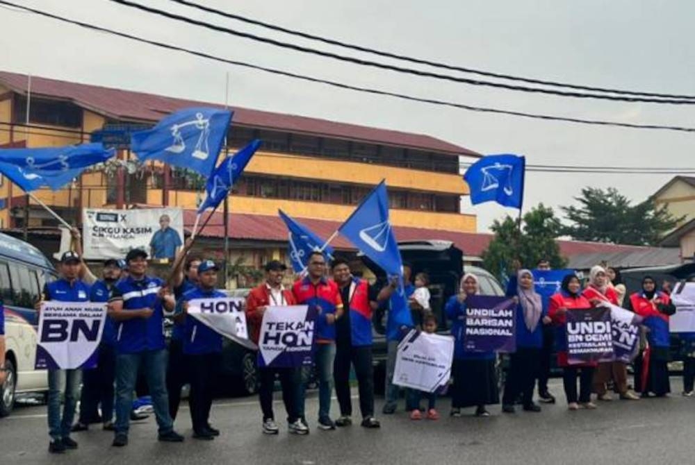 Sebahagian jentera BN-PN pada Jumaat menyambut kepulangan perantau melalui penganjuran ‘flash mob’.