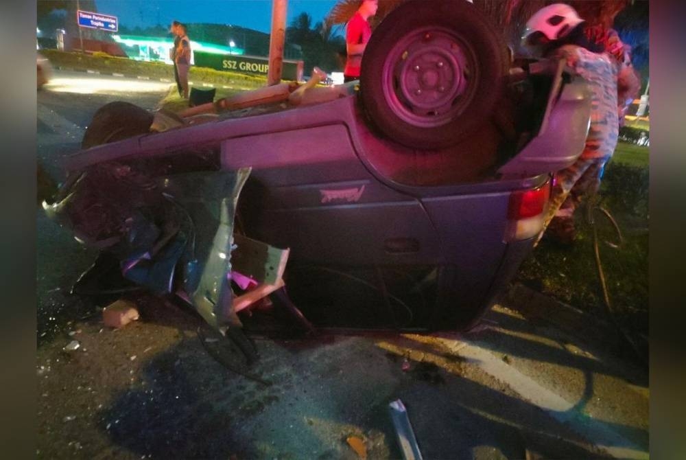 Keadaan kereta Perodua Kancil yang terbalik. - Foto Bomba