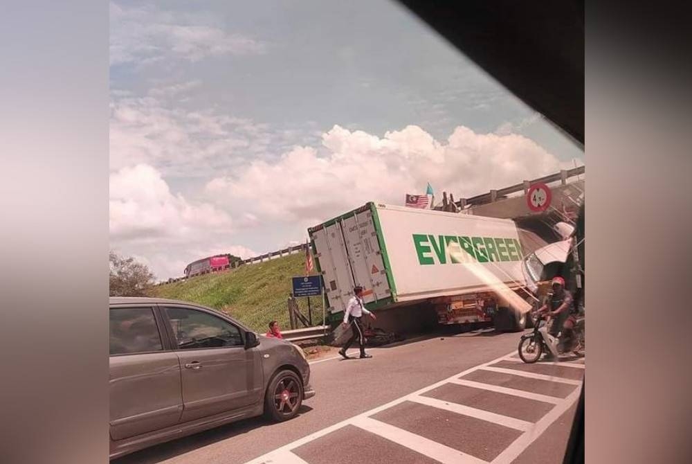 Seorang penunggang motosikal cedera ringan selepas terlanggar kontena yang terjatuh dari sebuah treler di Jalan Paya Keladi, Pinang Tunggal di sini pada Jumaat.