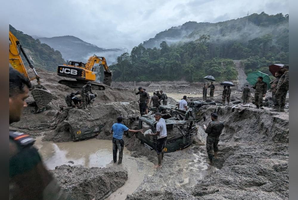 Anggota Tentera India menjalankan operasi menyelamat di Sikkim, daerah Gangtok. - Foto EPA