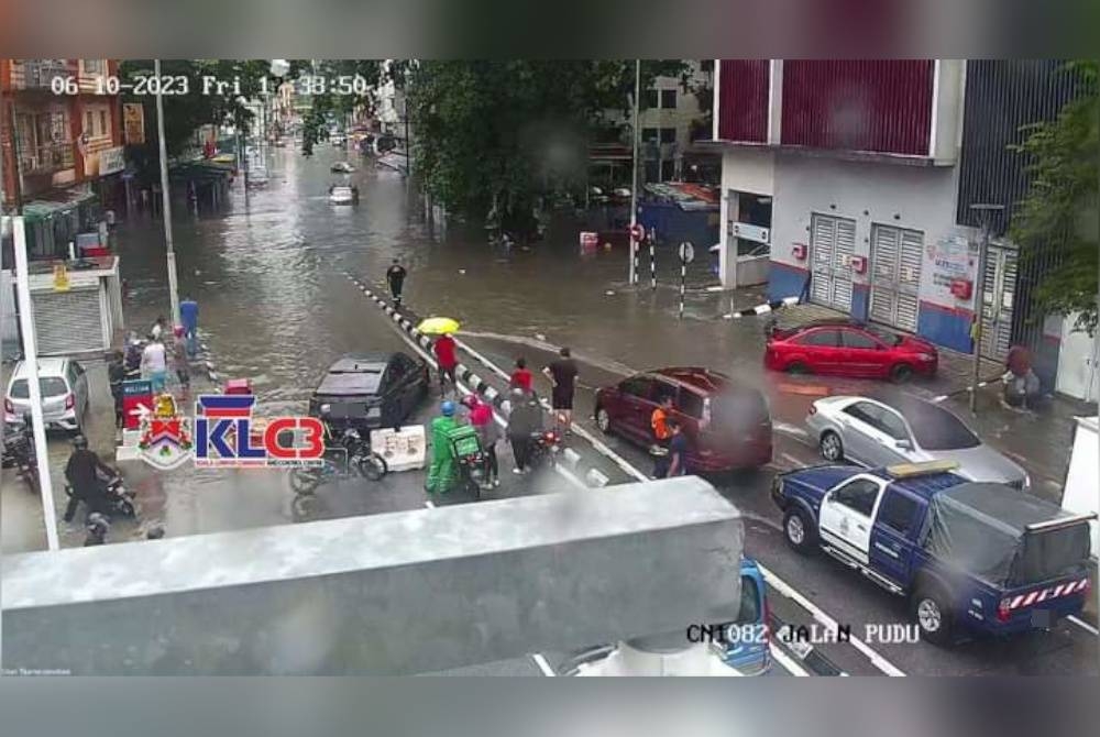 Keadaan banjir kilat di ibu negara. - Gambar FB Jabatan Penerangan KL