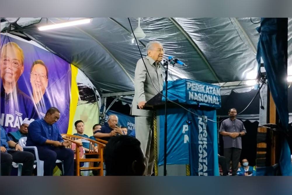 Dr Mahathir ketika berucap di pentas Ceramah Grand Finale PN di Simpang Pelangai pada Jumaat.