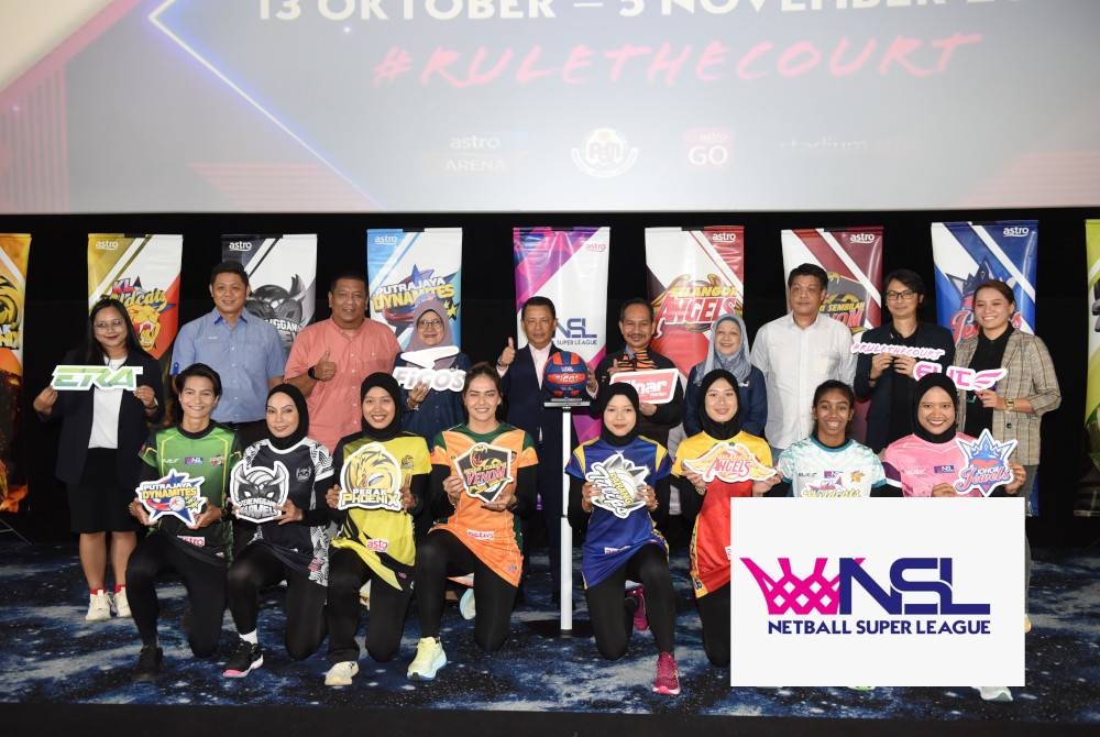 Presiden Majlis Olimpik Malaysia (MOM), Tan Sri Mohamad Norza Zakaria (belakang, lima dari kiri) bersama Persatuan Bola Jaring Malaysia (PBJM), Alwiyah Talib; (belakang, empat dari kiri), Ketua Bahagian Sukan Astro, Nicholas John (belakang, dua dari kanan) dan Ketua Pemasaran dan Penjenamaan Grup Sinar Karangkraf, Nik Justin Nik Mohd Ariffin (belakang, tiga dari kiri) serta barisan pemain dan penaja pada majlis pelancaran NSL 2023 di Kuala Lumpur pada 2 Oktober lalu.