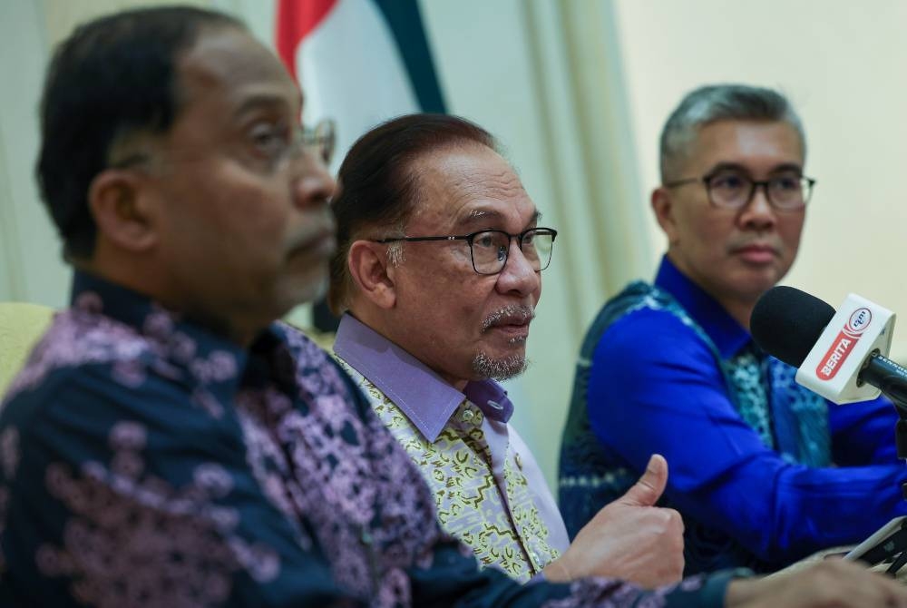 Anwar ketika menjawab pertanyaan semasa sidang media sempena lawatan kerjanya ke Emiriah Arab Bersatu (UAE), pada Jumaat. Turut sama, Menteri Luar Negeri Datuk Seri Dr Zambry Abd Kadir (kiri) dan Menteri Pelaburan, Perdagangan dan Industri Tengku Datuk Seri Zafrul Tengku Abdul Aziz (kanan). - Foto Bernama