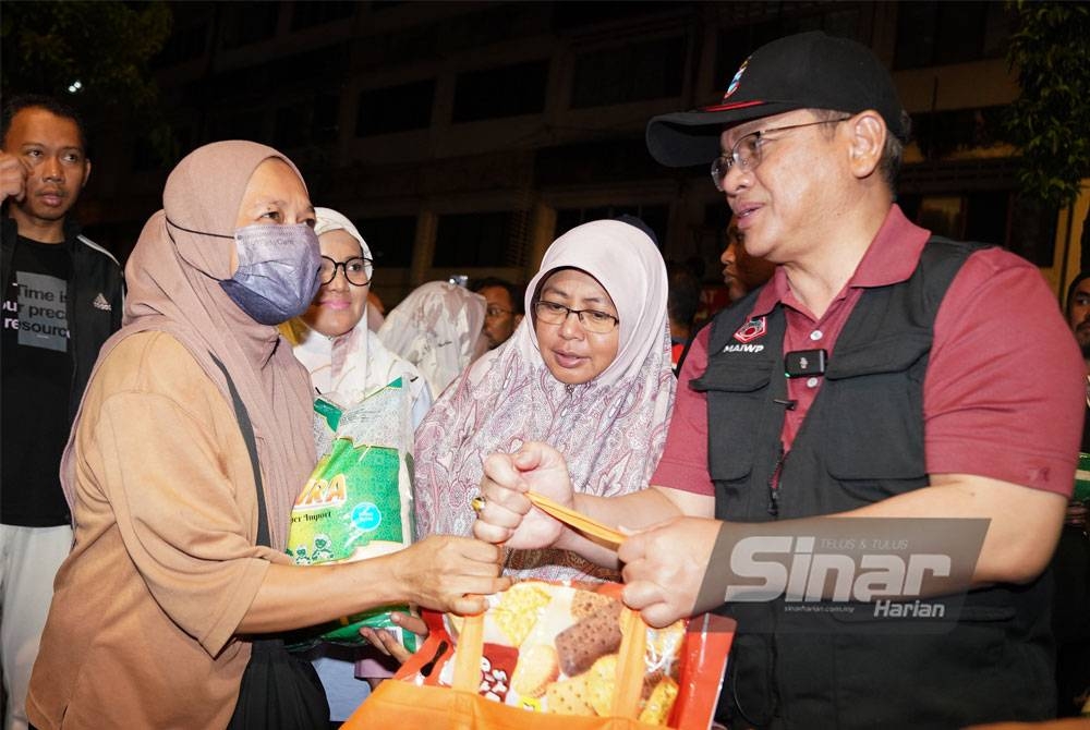 Mohd Na&#039;im memberi sumbangan kepada golongan gelandangan dan asnaf di sekitar Lorong Haji Taib 2, Kuala Lumpur pada Jumaat. Foto: Rosli Talib.