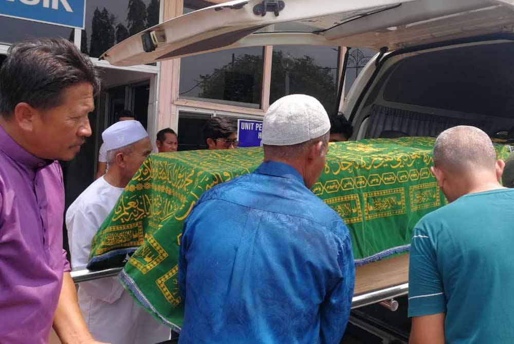 Jenazah Muhammad Fitri Hanif Rohami dituntut ahli keluarganya sebelum dikebumikan di Tanah Perkuburan Islam Kampung Bukit Kuang di Kemaman pada Jumaat.