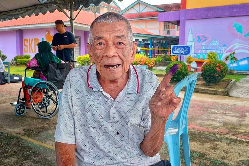 Zakaria, 92, antara pengundi warga emas yang ditemui di SK Pelangai, Bentong pada Sabtu.