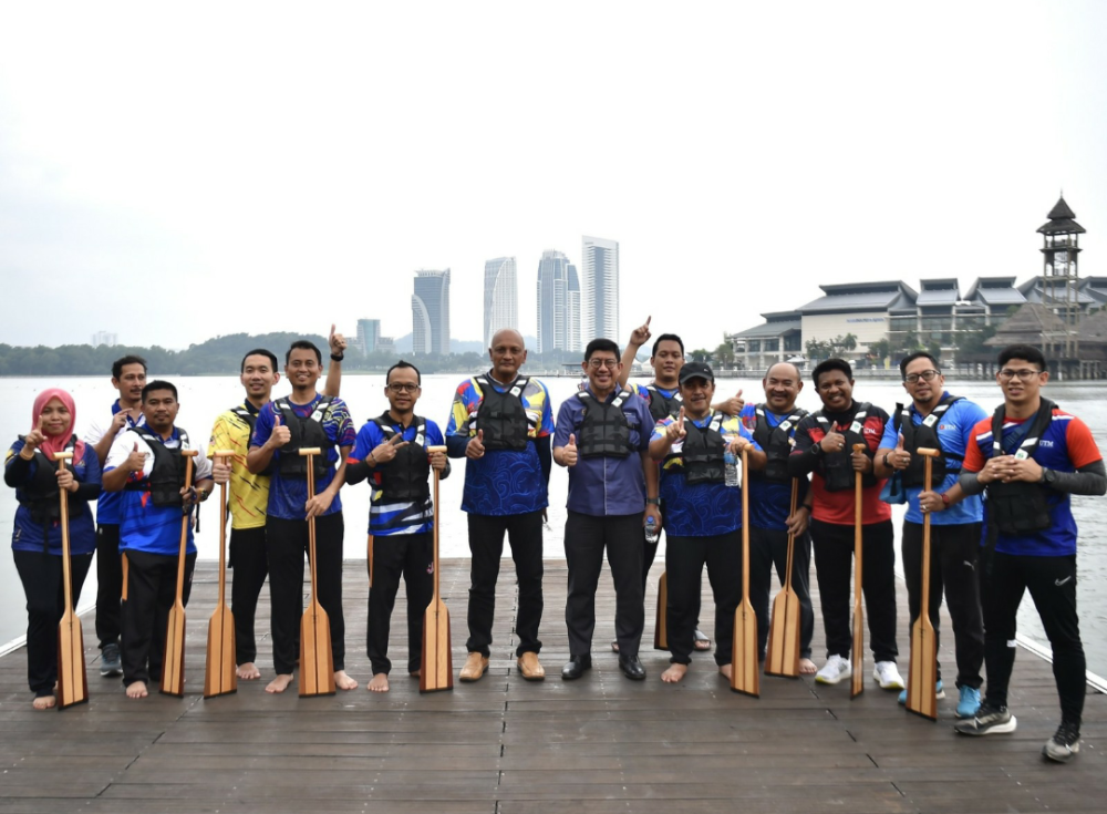 Timbalan Ketua Setiausaha (Dasar) Kementerian Pendidikan Tinggi, Datuk Dr Megat Sany Megat Ahmad Supian (lapan dari kanan) bersama Pekan (sembilan dari kanan) bersama sebahagian peserta acara sampingan perlumbaan bot naga antara pilihan Kementerian Pendidikan Tinggi dan Masum sempena pertandingan VBR 2023 di Kompleks Sukan Air Putrajaya.