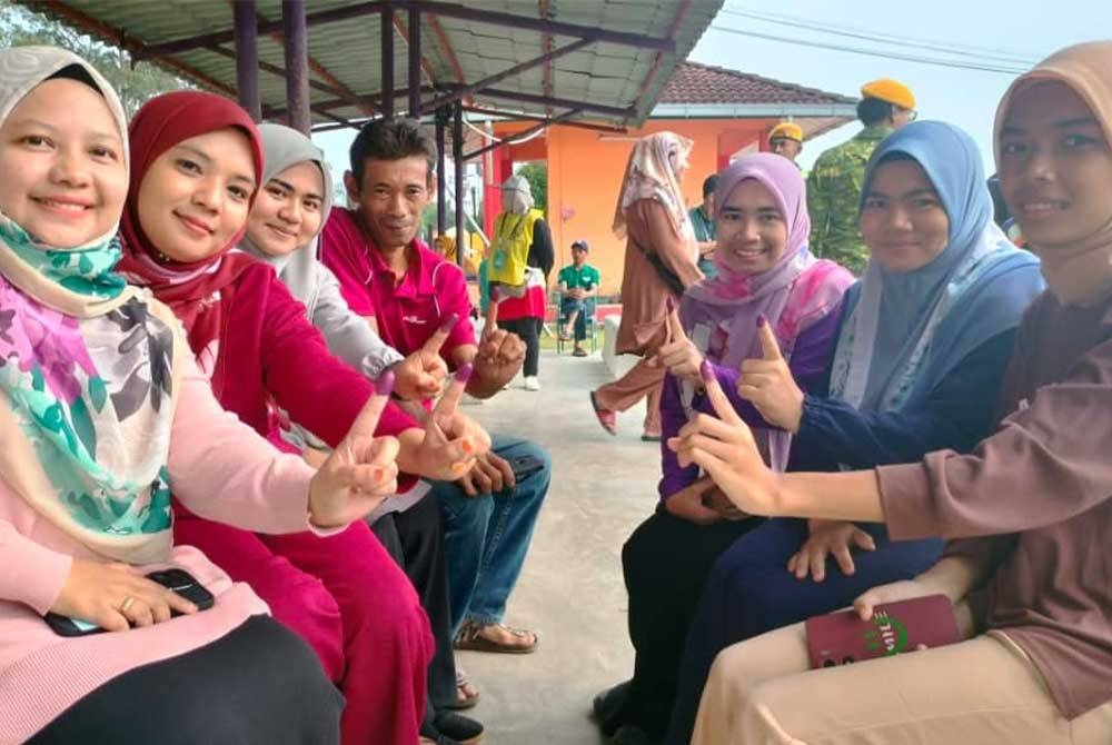 Dari kanan: Fatin Farah Najwa Mohd Reib, 22, Khairul Bariah Kamaruzaman, 33, Khairul Nisa Kamaruzaman, 35, dan (dari kiri) Noridah Abdul Rashid, 34, Masslinah Alaudin, 37, Khairun Nad Zirah Kamaruzaman, 26, dan Rosmaini Abdul Jalil, 45, selesai mengundi di SK Pelangai, Bentong pada Sabtu.