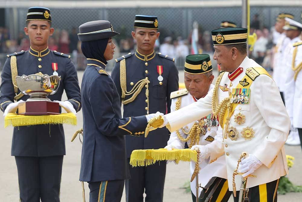 Sultan Kedah berkenan mengurniakan Anugerah Pedang Kehormat berserta piala kepada Pegawai Kadet Graduan Terbaik Lt Muda Nur Aisyah Yaacob​​​​ dari Tentera Udara Diraja Malaysia (TUDM) pada Istiadat Perbarisan Pentauliahan Diraja dan Pengurniaan Watikah Tauliah Pegawai Kadet Angkatan Tentera Malaysia (ATM) 2023 di Kem Perdana Sungai Besi pada Sabtu. - Foto Bernama