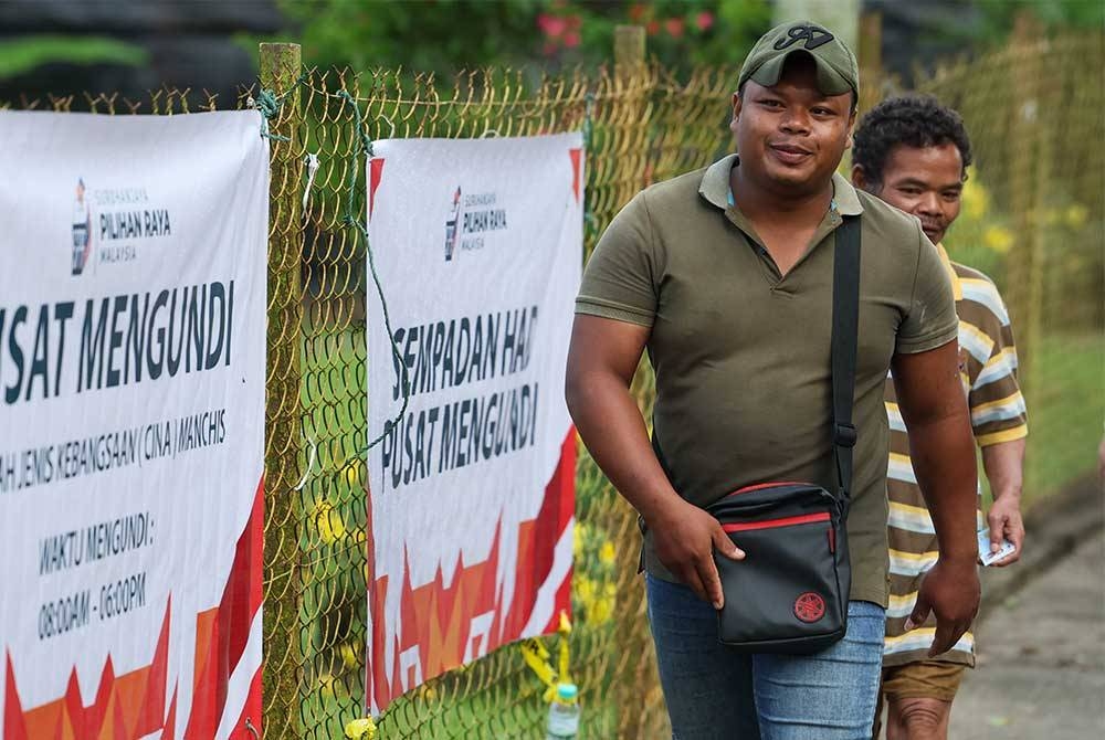 Seawal 8 pagi pengundi Orang Asli bersemangat hadir mengundi pada PRK DUN Pelangai di Pusat Mengundi Sekolah Jenis Kebangsaan (Cina) Manchis pada Sabtu