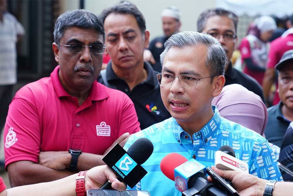 Fahmi ketika sidang akhbar selepas Program Pembersihan PPR Kampung Limau pada Sabtu. - FOTO: SINAR HARIAN/MOHD HALIM ABD WAHID