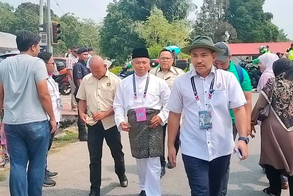 Cikgu Kasim tiba di pusat mengundi SMK Seri Pelangai kira-kira jam 11.30 pagi pada Sabtu.