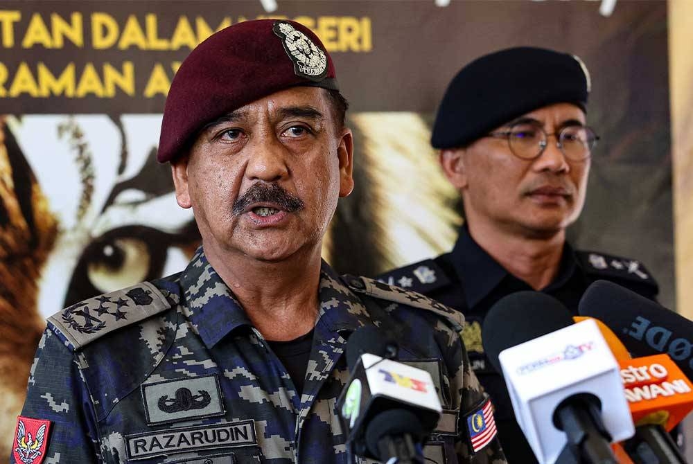 Razarudin bercakap kepada media selepas merasmikan Wildlife Crime Bureau / Perisikan Siasatan Khas (WCB/PSK), Jabatan Keselamatan Dalam Negeri Dan Ketenteraman Awam (KDNKA) Polis Diraja Malaysia di Lapang Sasar Markas Briged Utara Pasukan Gerakan Am Ulu Kinta pada Sabtu. - Foto Bernama