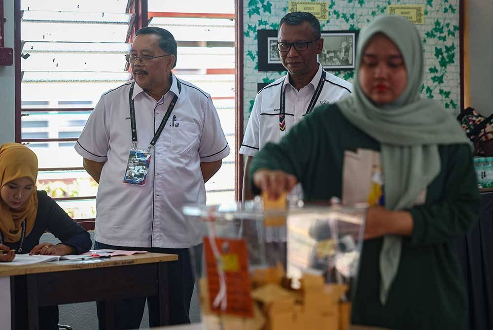 Pengerusi Suruhanjaya Pilihan Raya (SPR), Tan Sri Abdul Ghani Salleh (dua, kiri) melakukan tinjauan di Pusat Mengundi pada Pilihan Raya Kecil (PRK) Dewan Undangan Negeri (DUN) N.36 Pelangai di Sekolah Menengah Kebangsaan Chemomoi pada Sabtu. - Foto Bernama.