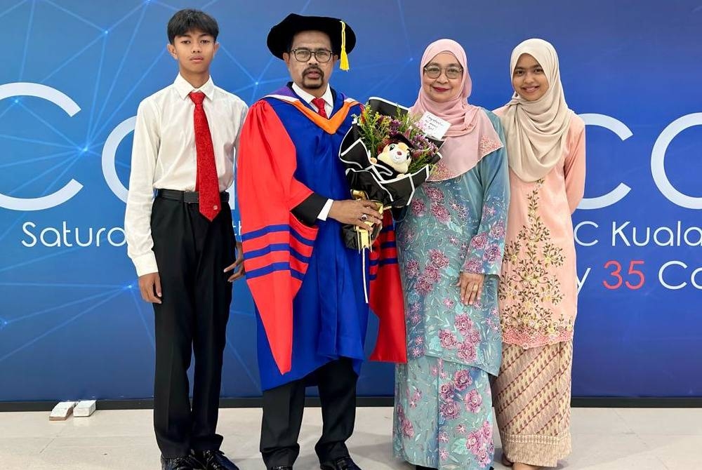 Adnan dianugerahkan PhD Pengurusan Perniagaan pada Majlis Konvokesyen AeU Ke-12 yang berlangsung di Pusat Dagangan Dunia Kuala Lumpur pada Sabtu.