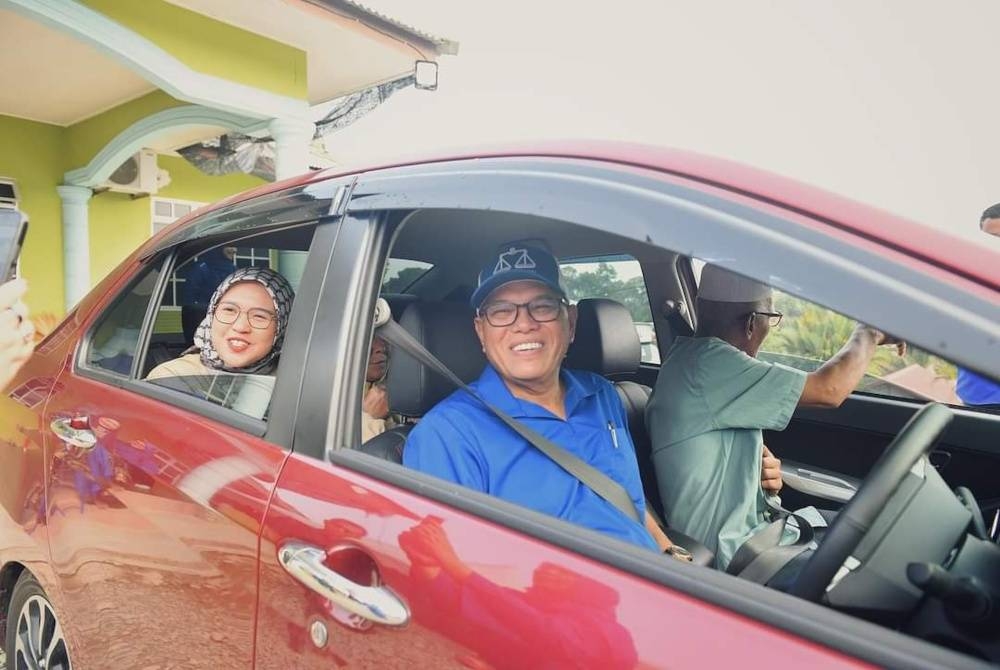 Wan Rosdy turun padang menghantar pengundi ke pusat pembuangan undi di Sekolah Kebangsaan Felda Kemasul pada Sabtu.