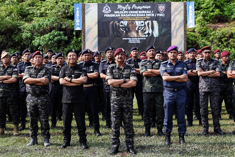 Razarudin (tengah) bergambar bersama anggota Pasukan Gerakan Am (PGA) PDRM selepas merasmikan Wildlife Crime Bureau / Perisikan Siasatan Khas (WCB/PSK), Jabatan Keselamatan Dalam Negeri dan Ketenteraman Awam (KDNKA) Polis Diraja Malaysia di Lapang Sasar Markas Briged Utara Pasukan Gerakan Am Ulu Kinta pada Sabtu. - Foto Bernama