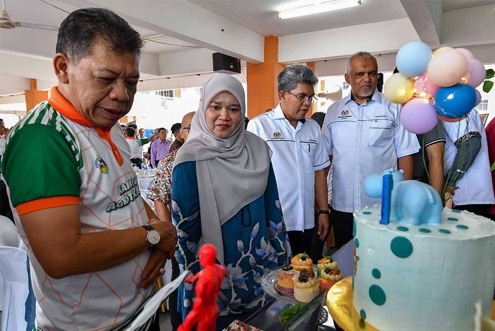 Fadhlina (dua dari kiri) melawat reruai pameran selepas merasmikan Karnival Agrotek MADANI @ KVKPM 2023 di Kolej Vokasional Pasir Puteh Gong Chokoh pada Sabtu.- Foto: Bernama