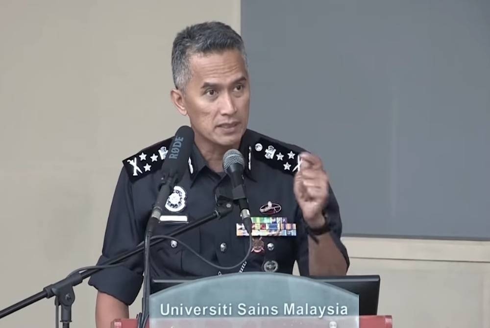 Mohd Shuhaily ketika memberi amanat kepada pegawai dan anggotanya di Kompleks Cahaya, Universiti Sains Malaysia, Pulau Pinang pada Jumaat.