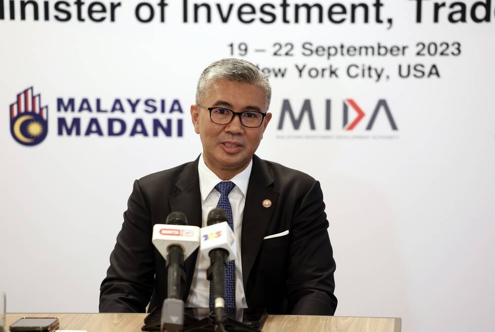 The government will ensure that electric vehicle (EV) ownership is available to all income groups through targeted subsidies and financial assistance, said Investment, Trade and Industry Minister Tengku Datuk Seri Zafrul Tengku Abdul Aziz. - Foto Bernama