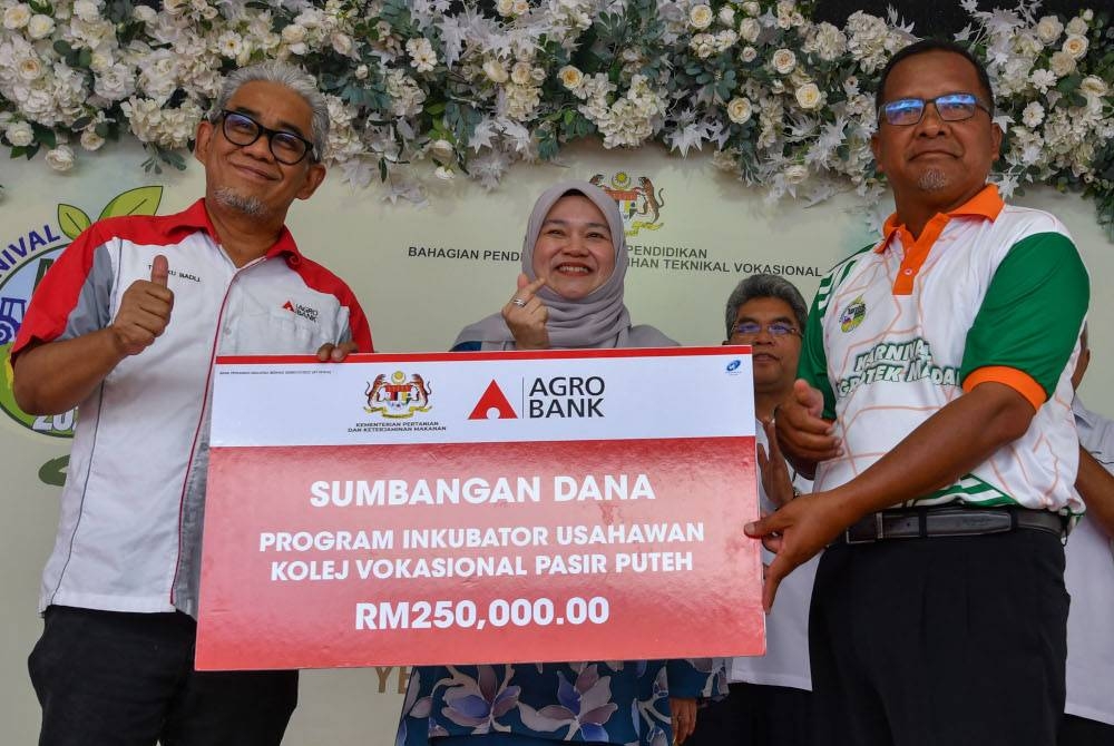 Fadhlina (dua dari kiri) menyaksikan penyerahan sumbangan daripada Presiden dan Ketua Pegawai Eksekutif Agrobank Datuk Tengku Ahmad Badli Shah Raja Hussin (kiri) kepada Pengarah Kolej Vokasional Pasir Puteh Mat Ali Ismail pada Karnival Agrotek MADANI @ KVKPM 2023 di Kolej Vokasional Pasir Puteh Gong Chokoh, pada Sabtu. - Foto Bernama