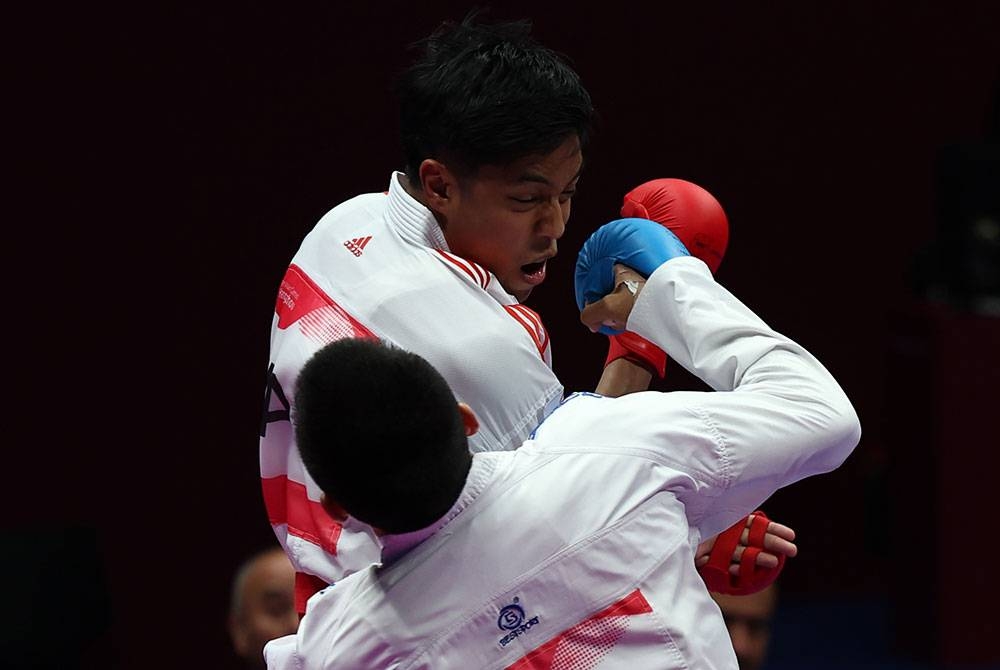 Muhammad Arif Afifuddin Ab Malik ketika beraksi menentang lawannya dari Kazakhstan, Daniyar Yuldashev pada Sukan Asia Hangzhou 2022 di Pusat Sukan Gymnasium Linping pada Sabtu. Foto: Bernama