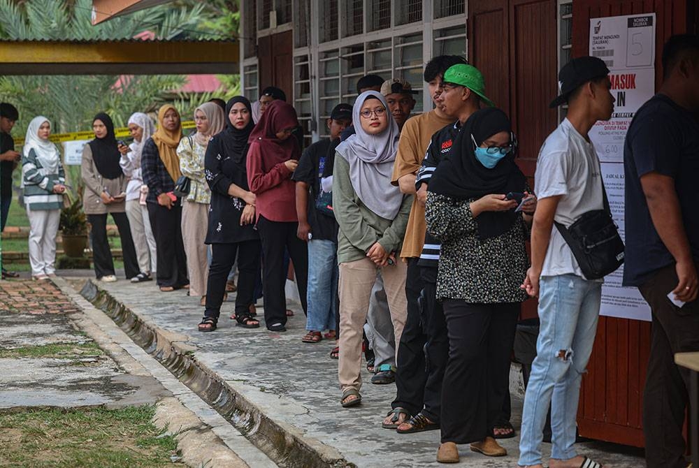 Pengundi muda menunaikan tanggungjawab mengundi pada PRK DUN Pelangai di Sekolah Menengah Kebangsaan Felda Chemomoi pada Sabtu.- Foto: Bernama